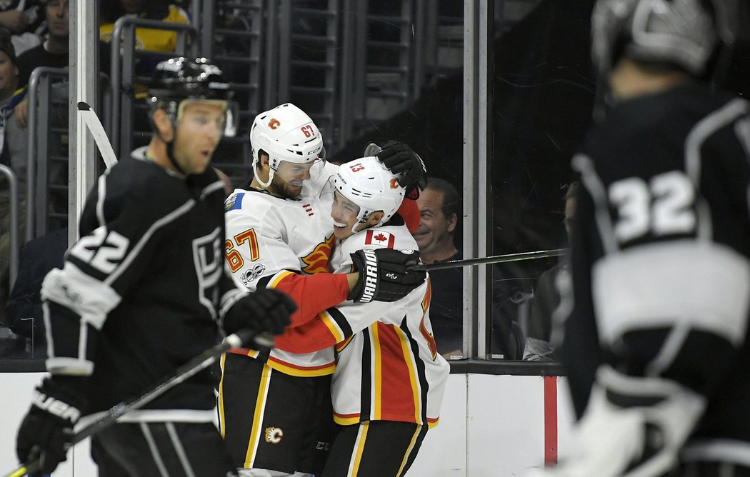 Michael Frolík a Johnny Gaudreau slaví jeden z gólu Flames