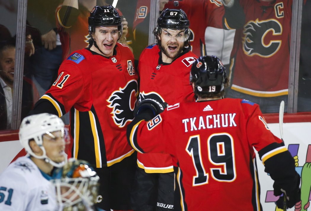 Mikael Backlund, Michael Frolík a Matthew Tkachuk posbírali proti San Jose osm bodů