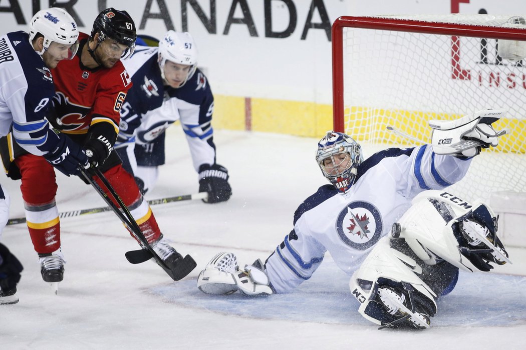 Michael Frolík přidělává práci brankáři Masonovi z Winnipegu