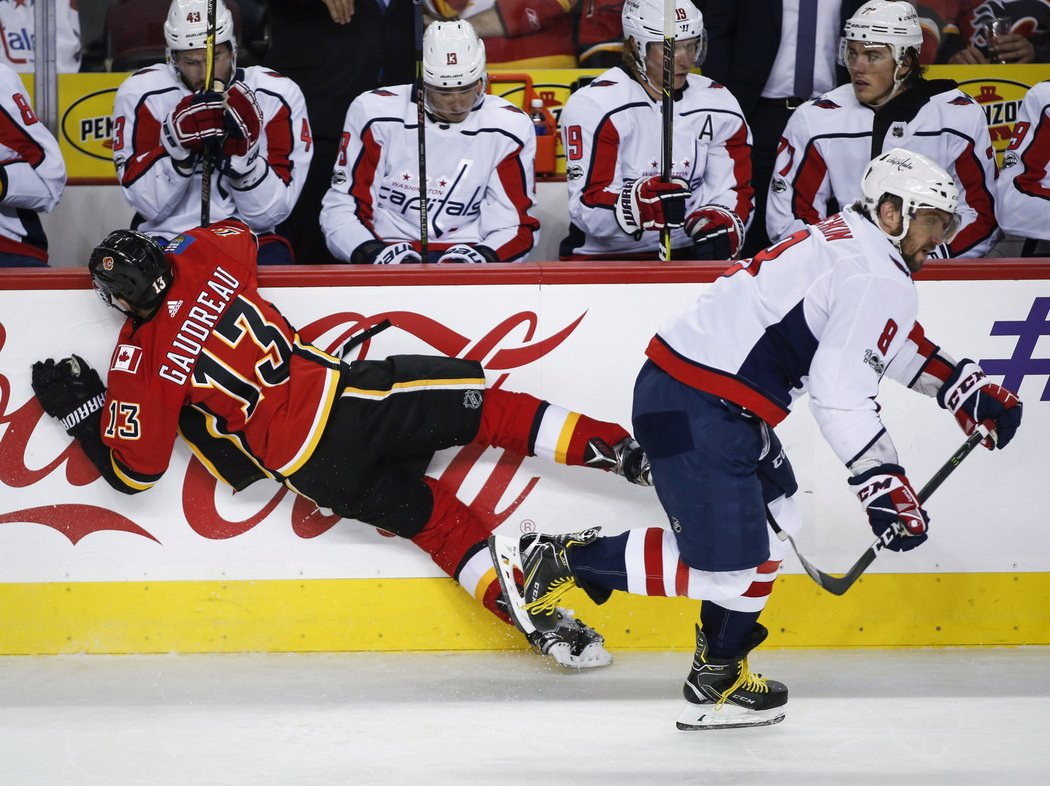 Střet s Alexandrem Ovečkinem odnesl Johnny Gaudreau z Calgary