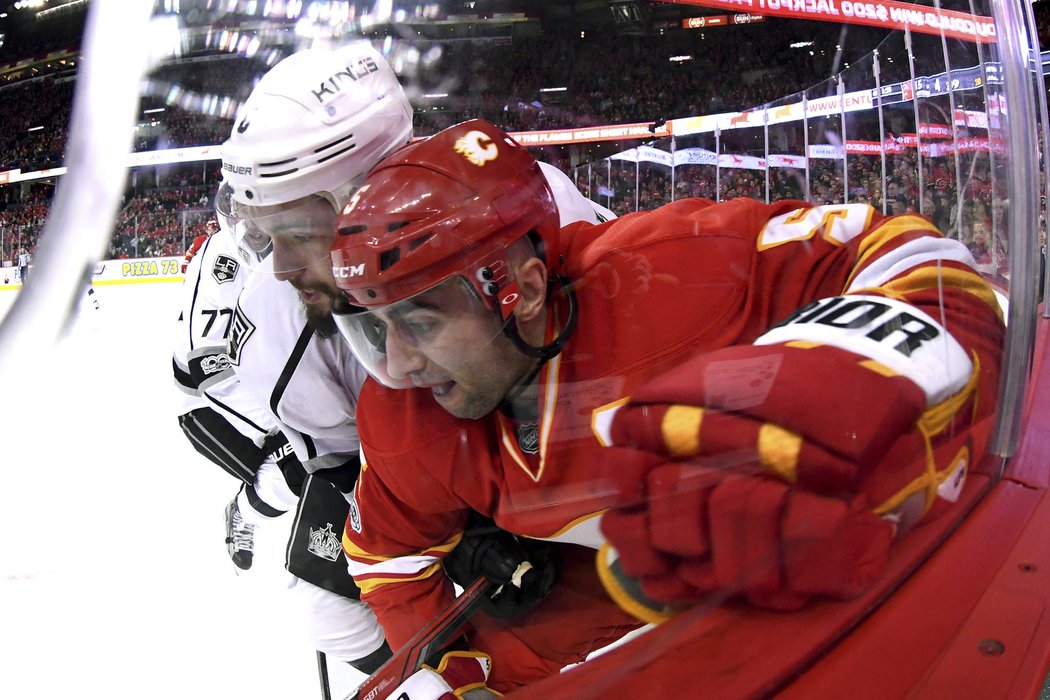 Obránci Drew Doughty a Mark Giordano si dali dostaveníčko přímo u fotografa