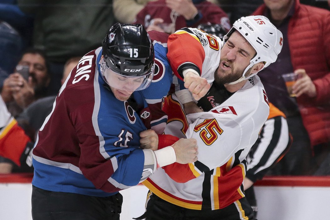 Tanner Glass z Calgary během rvačky s obráncem Duncanem Siemensem