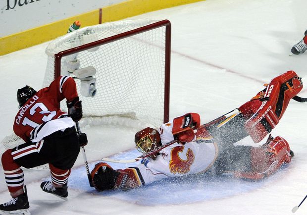 Jonas Hiller zářil, proti Chicagu si připsal 49 zákroků. Jonas Hiller zářil, proti Chicagu si připsal 49 zákroků.