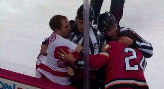 To tu ještě nebylo! Slušňák Hudler se poprvé v NHL popral