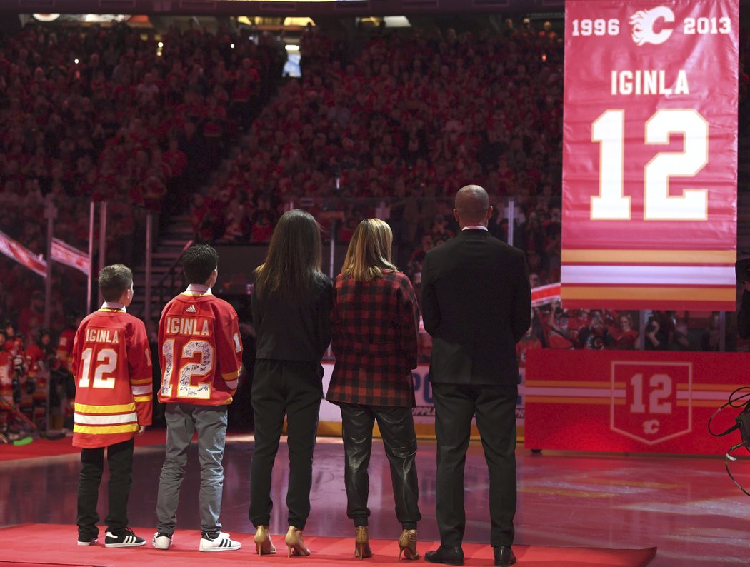 Jarome Iginla s rodinou sleduje, jak jeho dres míří pod strop haly v Calgary