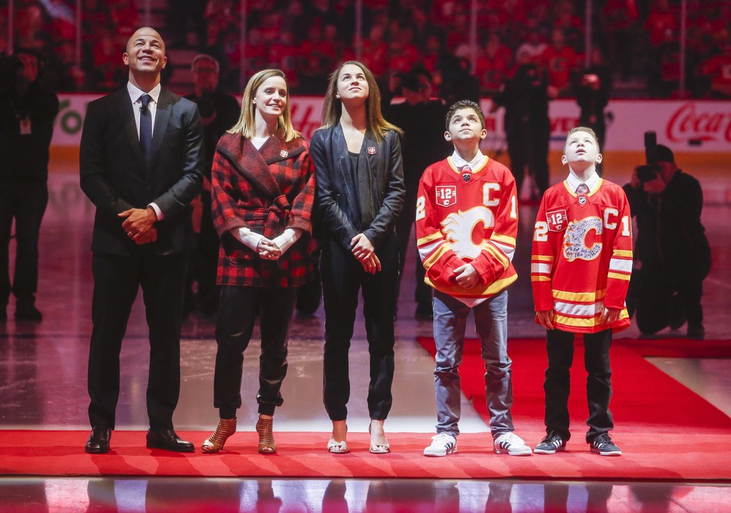 Jarome Iginla s rodinou sleduje, jak jeho dres míří pod strop haly v Calgary