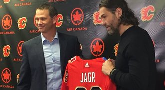 Jágr už je v Calgary, podepsal a vtipkoval. Dres mi je trochu malý, řekl