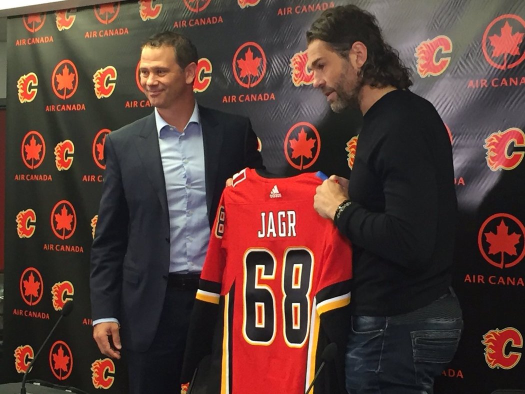 Jaromír Jágr pózuje s dresem Calgary