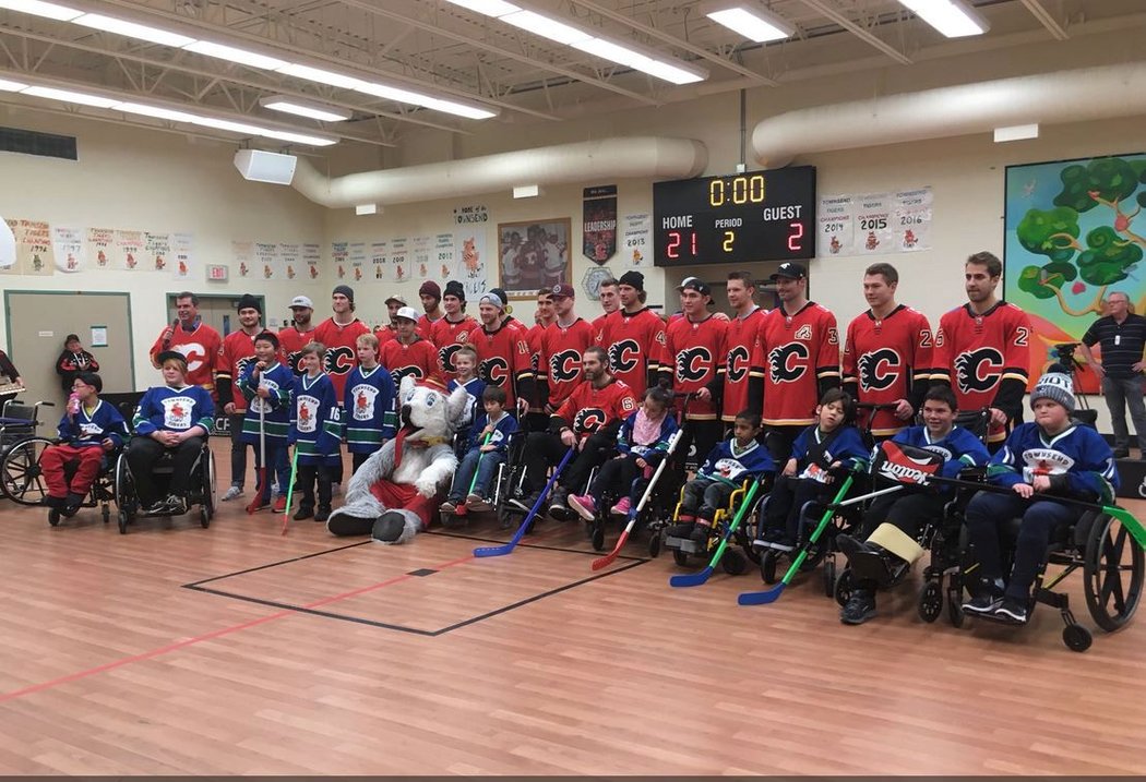 Jágr a ostatní hokejisté Calgary podpořili nemocné děti v nemocnici