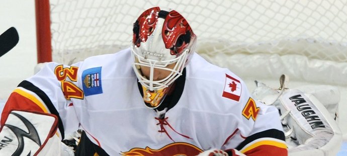 Gólman Calgary Miikka Kiprusoff při jednom ze zákroků.