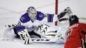 Brankář LA Kings Erik Ersberg a jeho zákrok proti šanci Todda Bertuzziho z Calgary.