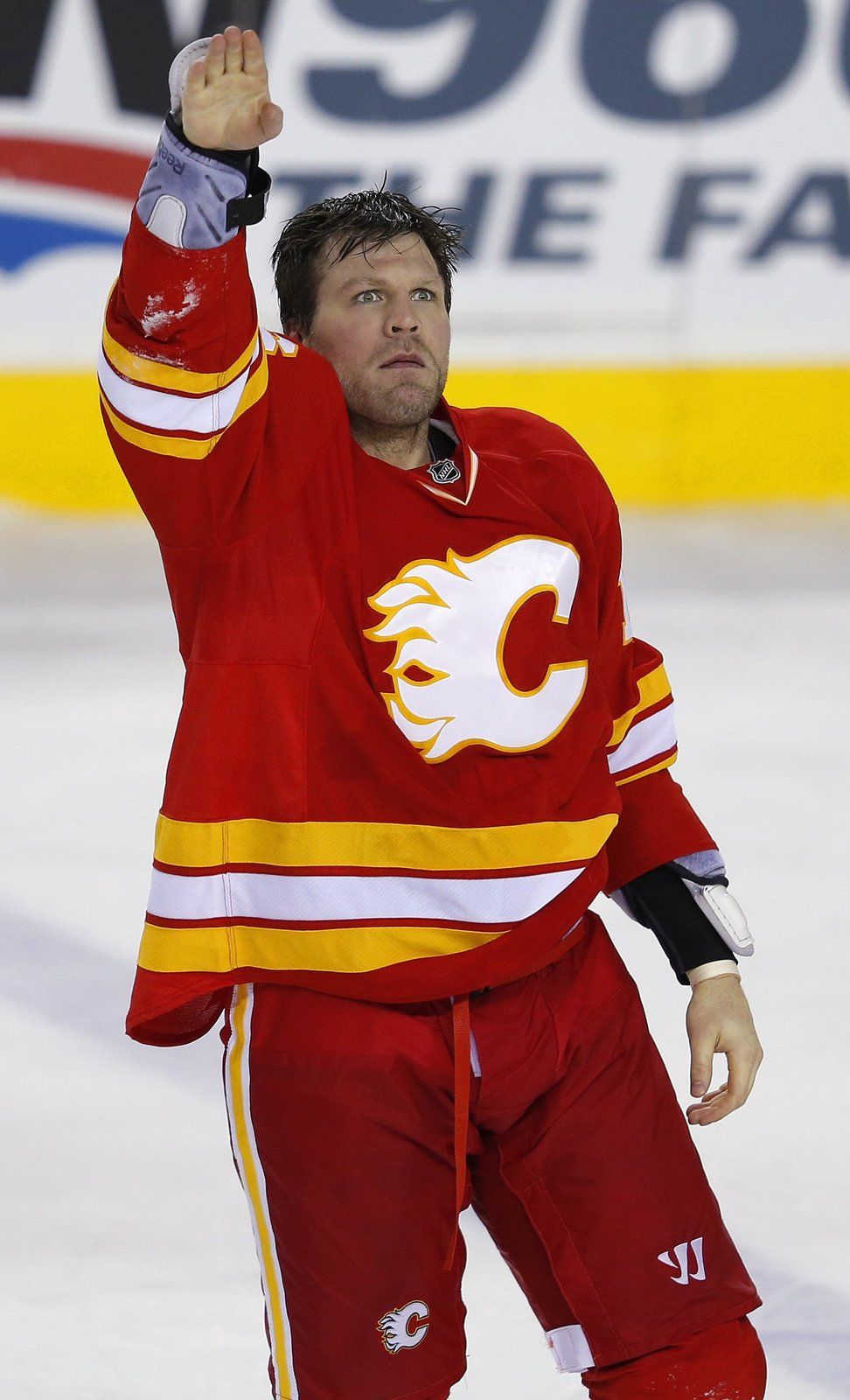 Obr Brian McGrattan se vrátil z Nashvillu do Calgary a comeback oslavil vyhranou bitkou.