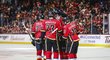 Hokejisté Calgary se radují z dalšího puku v síti Petra Mrázka