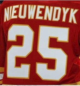 25. Joe Nieuwendyk, útočník - Byl trochu křehký a mimo led nenápadný, ale herně se nedal přehlédnout. Rozdával neskutečné přihrávky, třikrát vyhrál Stanley Cup a pokaždé s jiným týmem. Výtečný tvůrce hry.