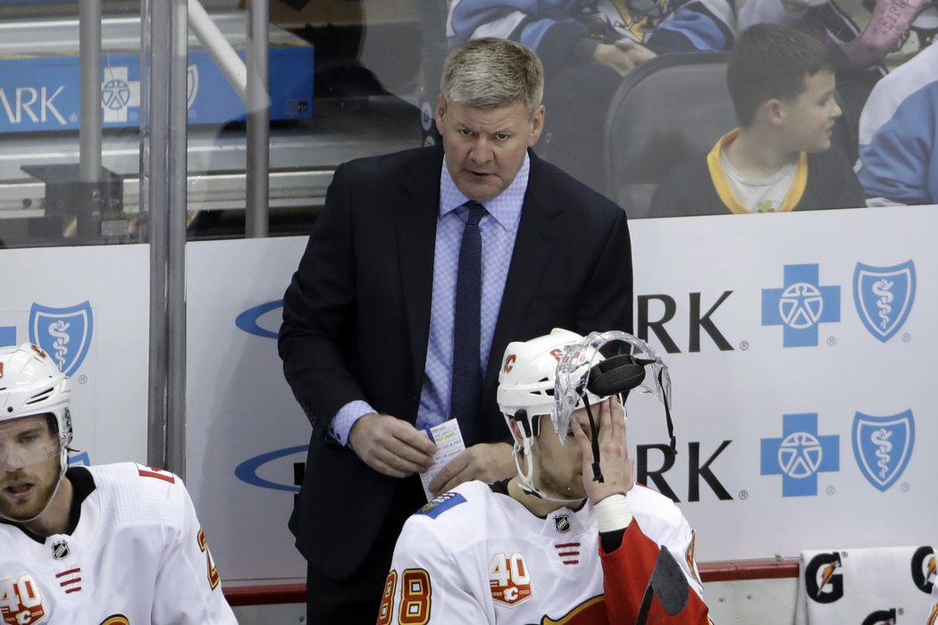 Bill Peters má problém, Calgary ho odsunulo ze střídačky. Co bude dál?