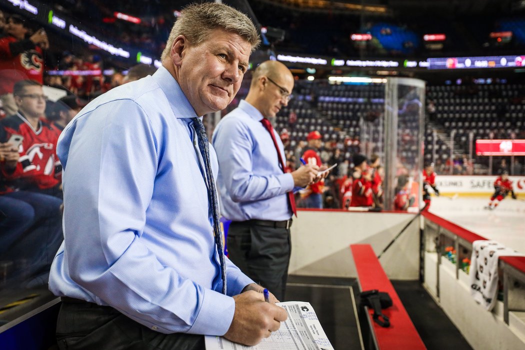 Bill Peters má problém, Calgary ho odsunulo ze střídačky. Co bude dál?