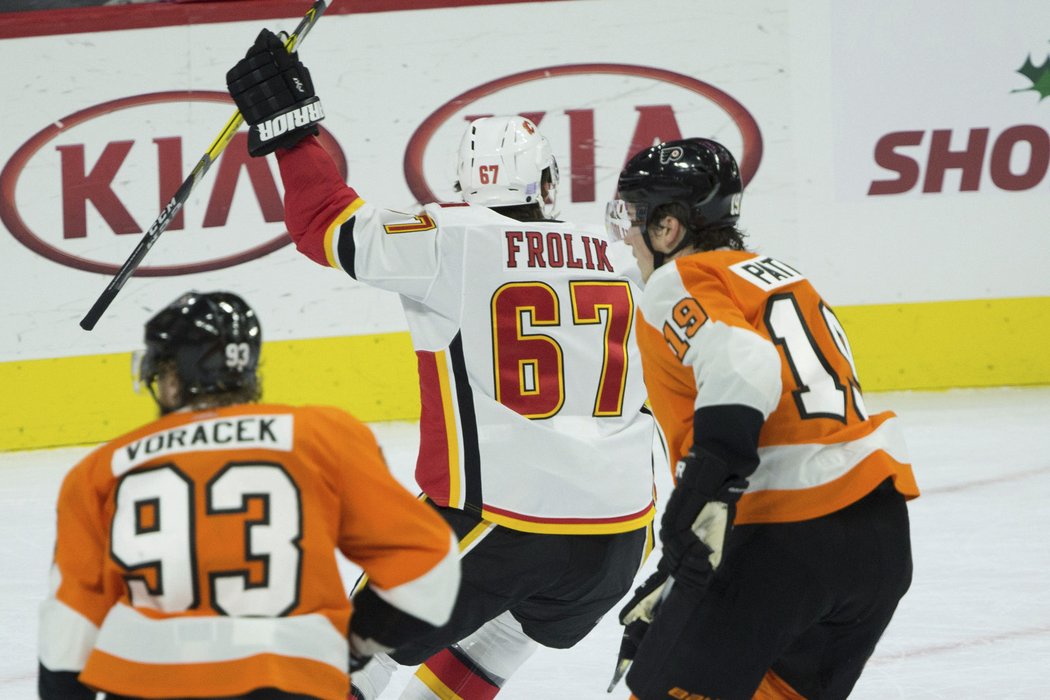 Michael Frolík rozhodl v NHL gólem v prodloužení o výhře Calgary 5:4 na ledě Philadelphie.