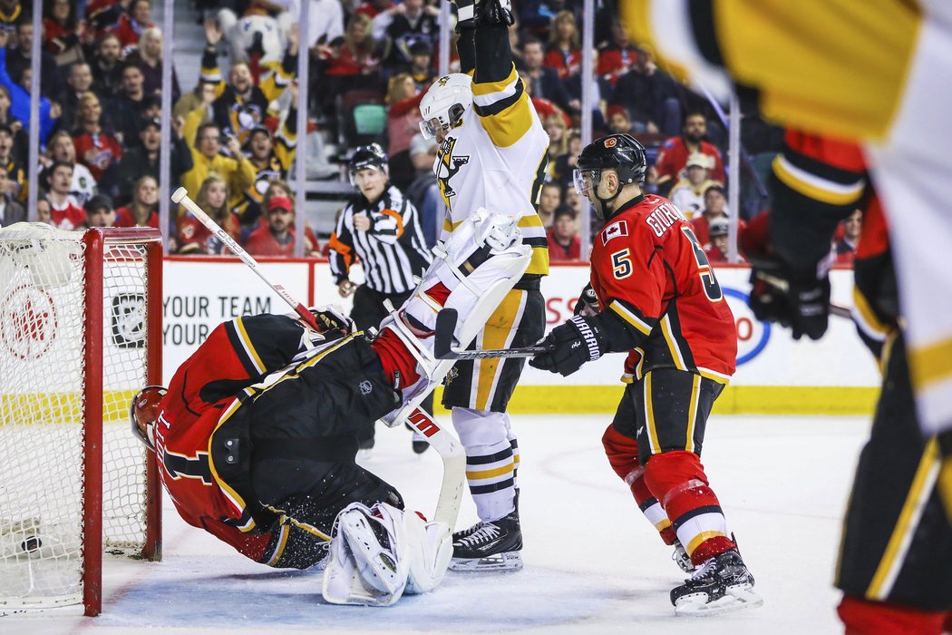 Sidney Crosby vyrovnal před koncem třetí třetiny ve stařičkém stánku Scotiabank Saddledome na 3:3, porážku Pittsburghu ale jen oddálil