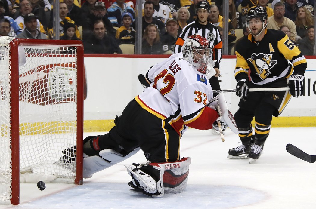 Brankář Calgary Jon Gillies na střelu Krise Letanga nedosáhl