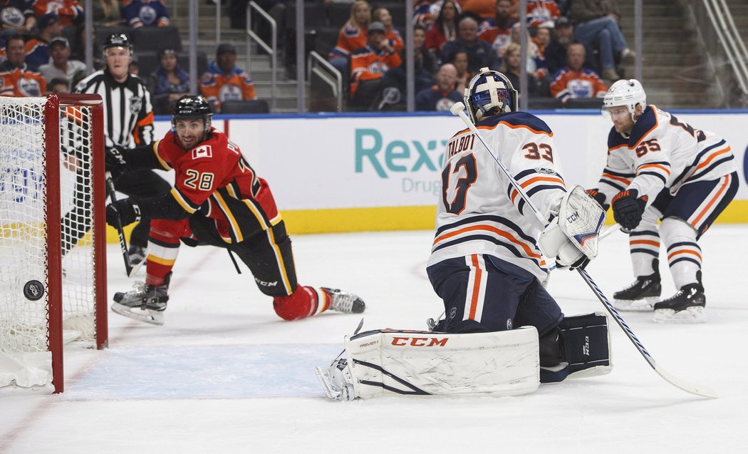 V takhle velké šance Emile Poirier minul, i proto Calgary proti Edmontonu prohrálo