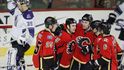 Hráči Calgary Flames se radují ze vstřeleného gólu, v pozadí překonaný brankář LA KIngs Jason LaBarbera.