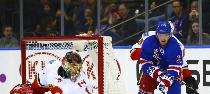 Jonas Hiller byl na čtyři zakončení hokejistů Rangers krátký