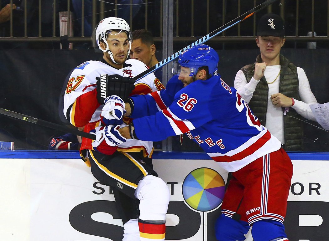 Michael Frolík fyzickou hrou znepříjemňoval zápas hráčům Rangers