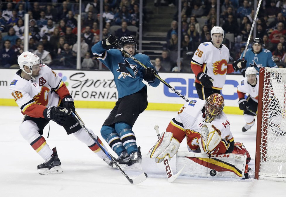 David Rittich zastavuje další pokus Sharks