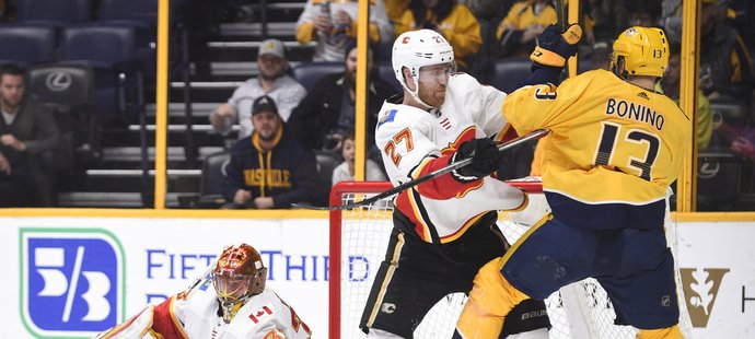 Kotouč si hlídá David Rittich, soupeře Dougie Hamilton