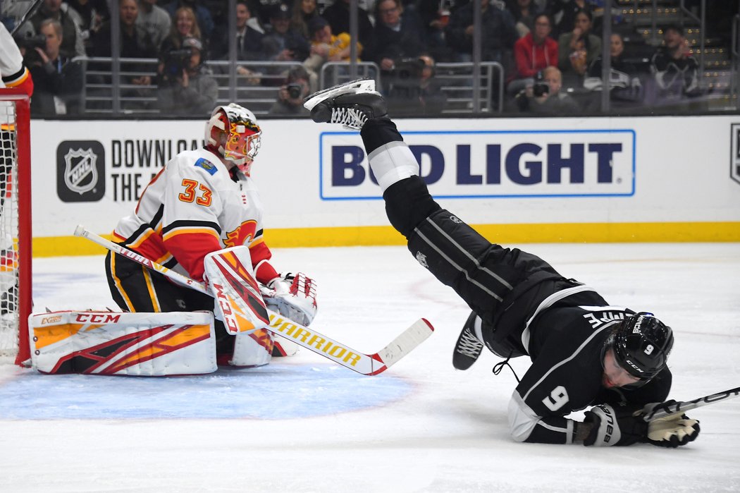 Adrian Kempe z Los Angeles takhle padl před Davidem Rittichem