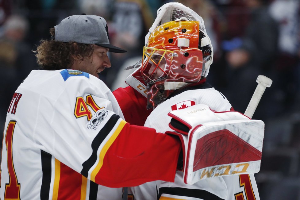 David Rittich přijímá gratulaci k první výhře od jedničky Mika Smithe