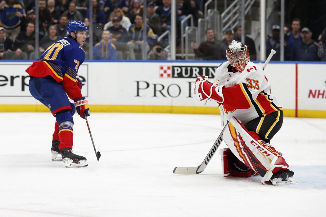 David Rittich se ohlíží za střeleckým pokusem Oskara Sundqvista ze St.Louis