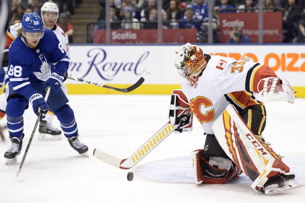 William Nylander se žene za dorážkou, David Rittich byl ale rychlejší