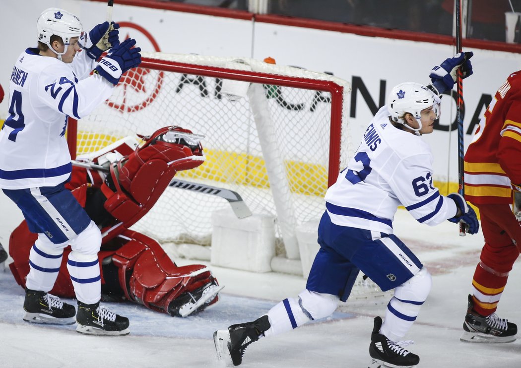 Hlavním strůjcem úspěchu Maple Leafs byl Tyler Ennis, který vstřelil premiérový hattrick.