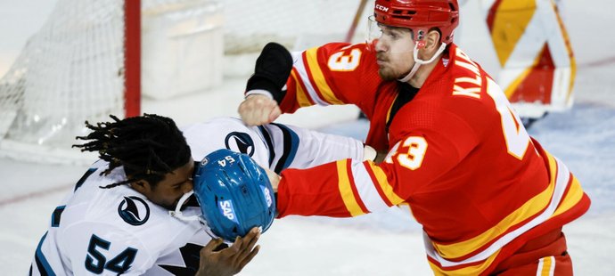 Klapkův večer! První gól v NHL, zvládl i bitku. Dostál hlavní hvězdou