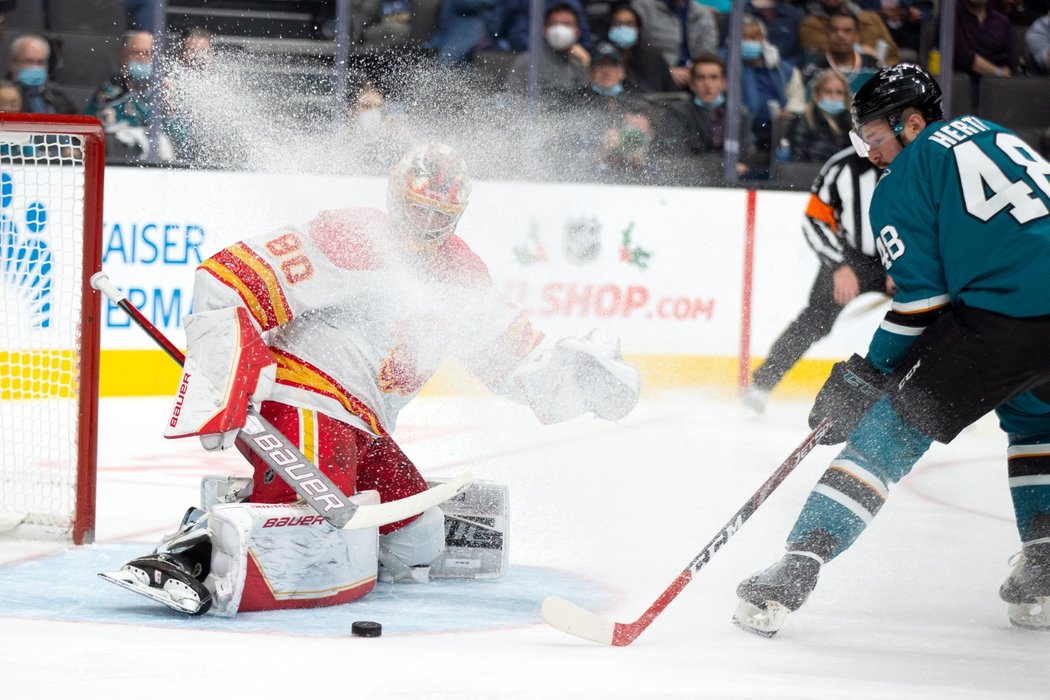 Český útočník Tomáš Hertl v zápase proti Calgary