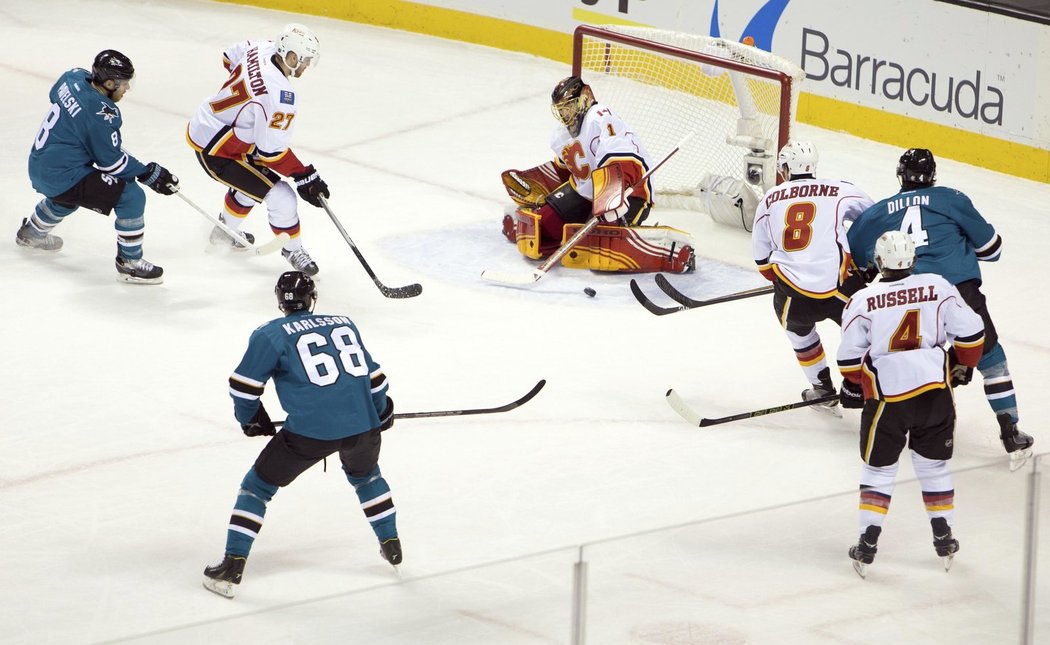 Jonas Hiller a jeho další úspěšný zákrok v zápase se San Jose