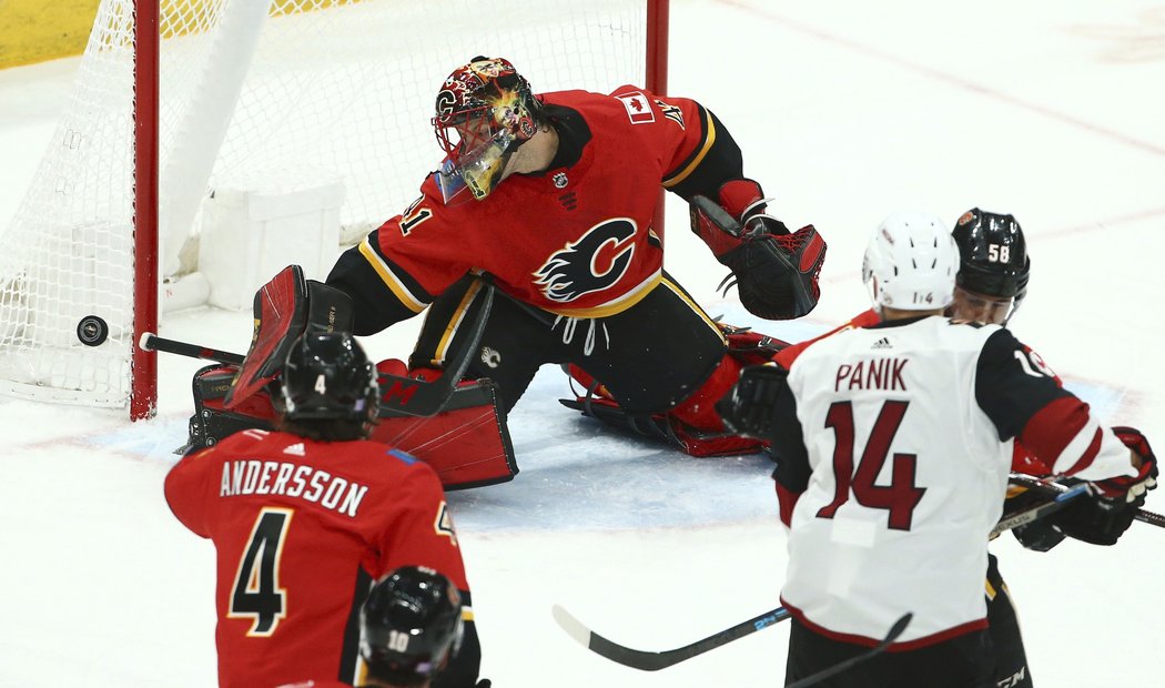 Mike Smith tentokrát hlídal bránu Calgary a zapsal proti svému bývalému klubu 28 zákroků