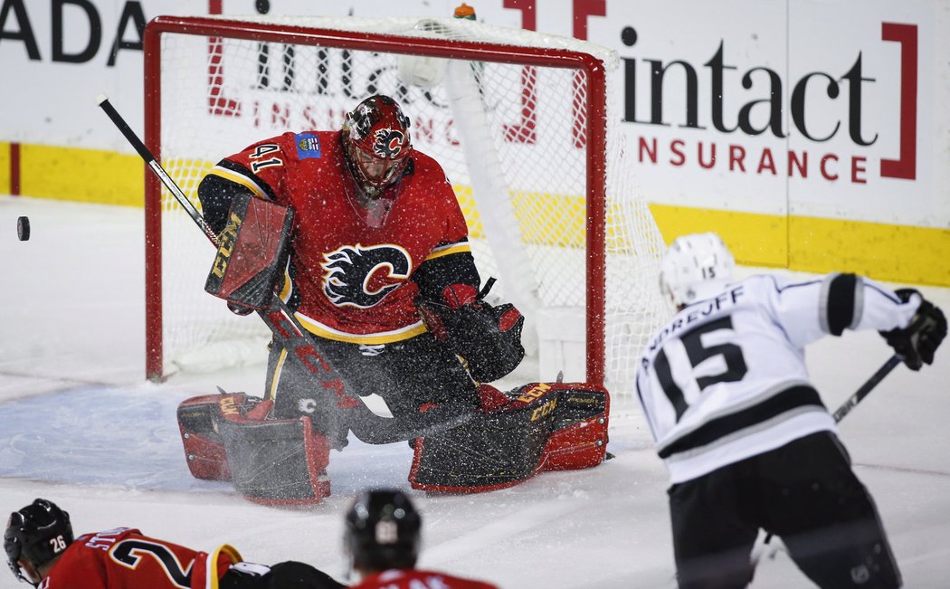 Mike Smith za svá záda nepustil ani střelu Andyho Andreoffa