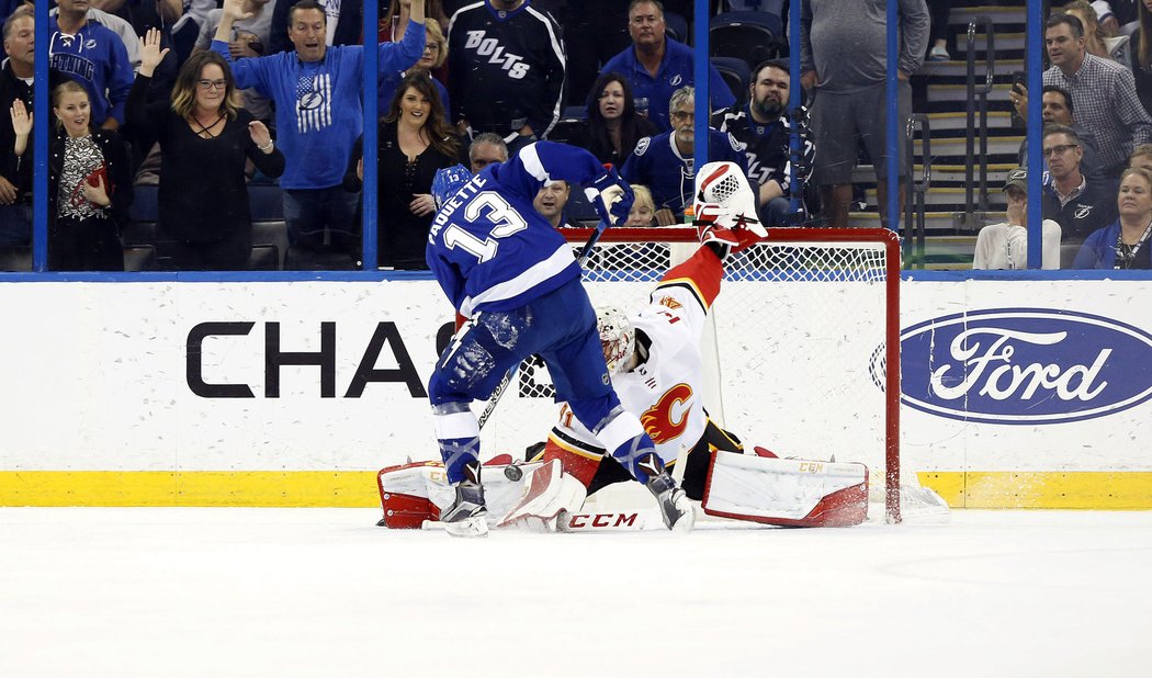 Cedric Paquette z Tampy Bay nevyzrál při trestném střílení na Mika Smithe v kleci Calgary