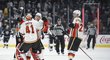 Mike Smith přijímá gratulace k výhře v nastaveném čase