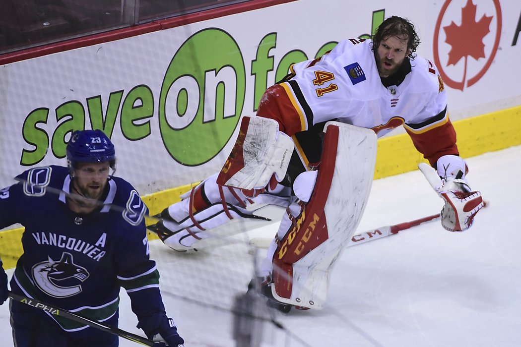 Divoch Mike Smith se za bránou Calgary ocitl bez helmy