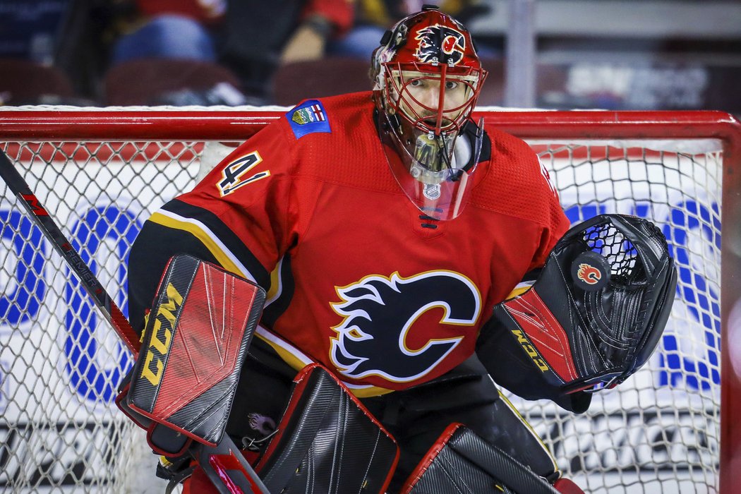 Brankář Mike Smith v dresu Calgary Flames