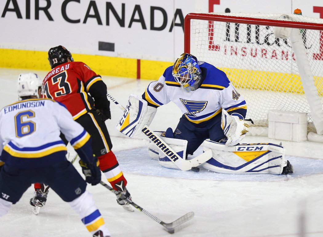 Carter Hutton likviduje velkou šanci Calgary