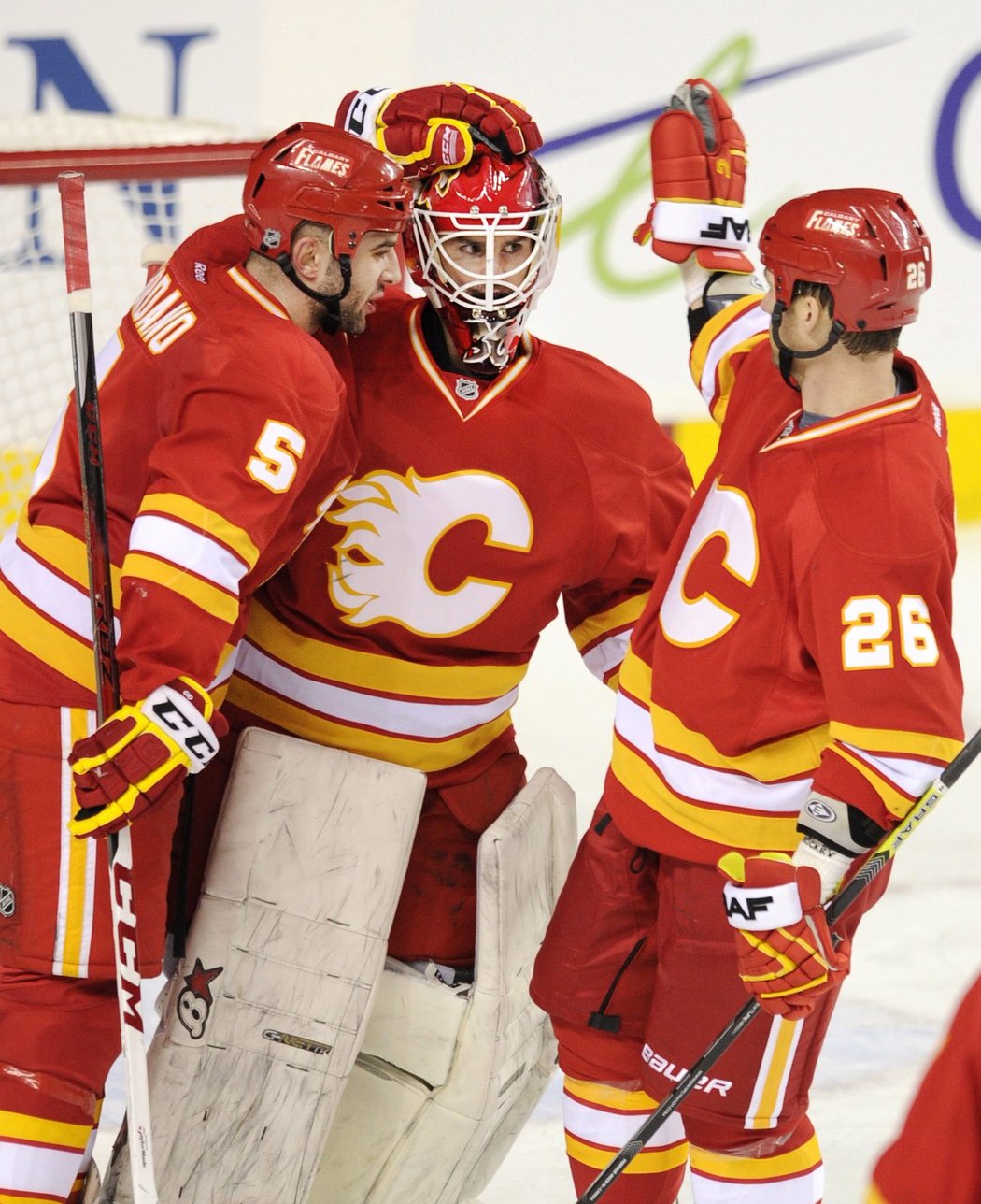 Hráči Flames gratulují svému gólmanovi, Daniel Taylor si připsal svou první výhru v NHL v kariéře.