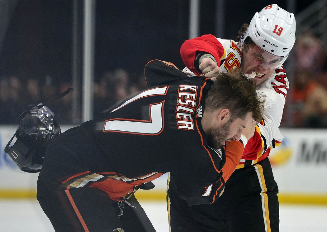 Ryan Kesler se hned v druhém utkání sezony popral, soupeřem mu byl Matthew Tkachuk