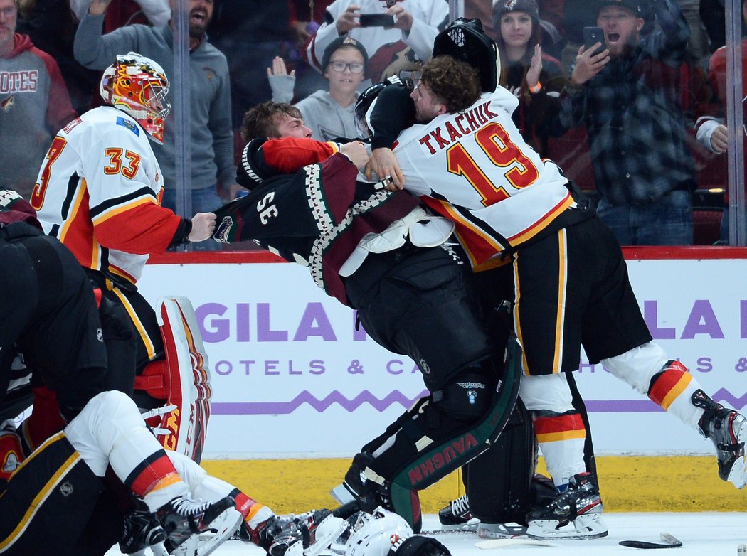 Matthew Tkachuk během bitky s brankářem Darcym Kuemperem z Arizony, David Rittich přihlíží