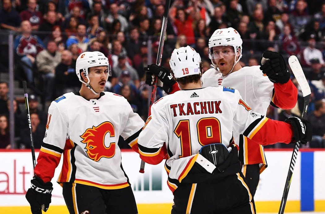 Dougie Hamilton se raduje ze své trefy proti Coloradu