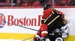 Matthew Tkachuk a Drew Doughty spolu svádí ostré souboje už dva roky