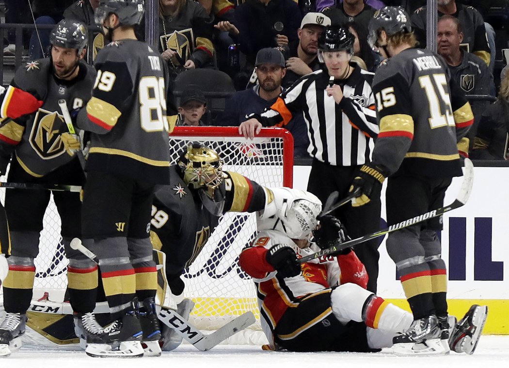 Brankář Marc-Andre Fleury z Buffala provokuje lapačkou Matthewa Tkachuka z Calgary